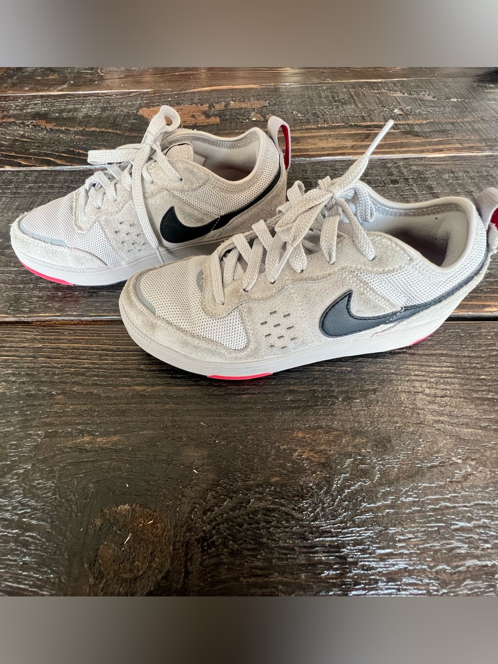Clty Big Kids Light Gray and Black Sneakers